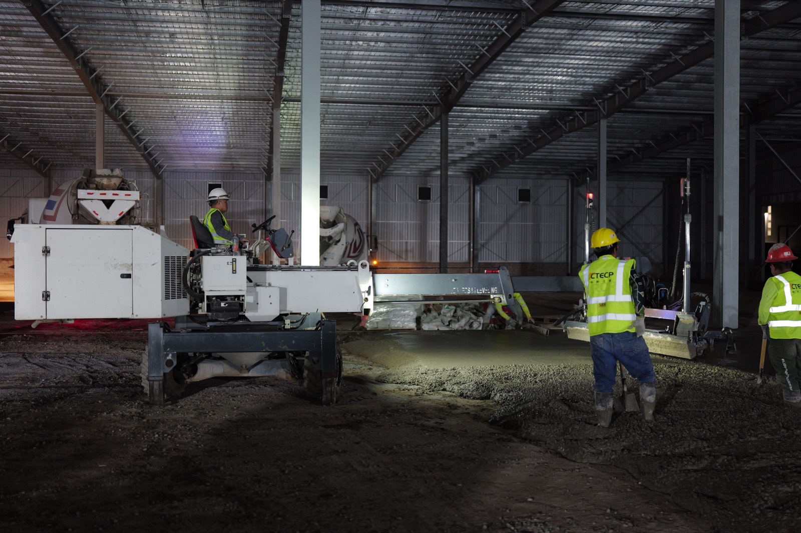 Nivelación láser de losa de concreto en nave industrial — obra nocturna CTECP