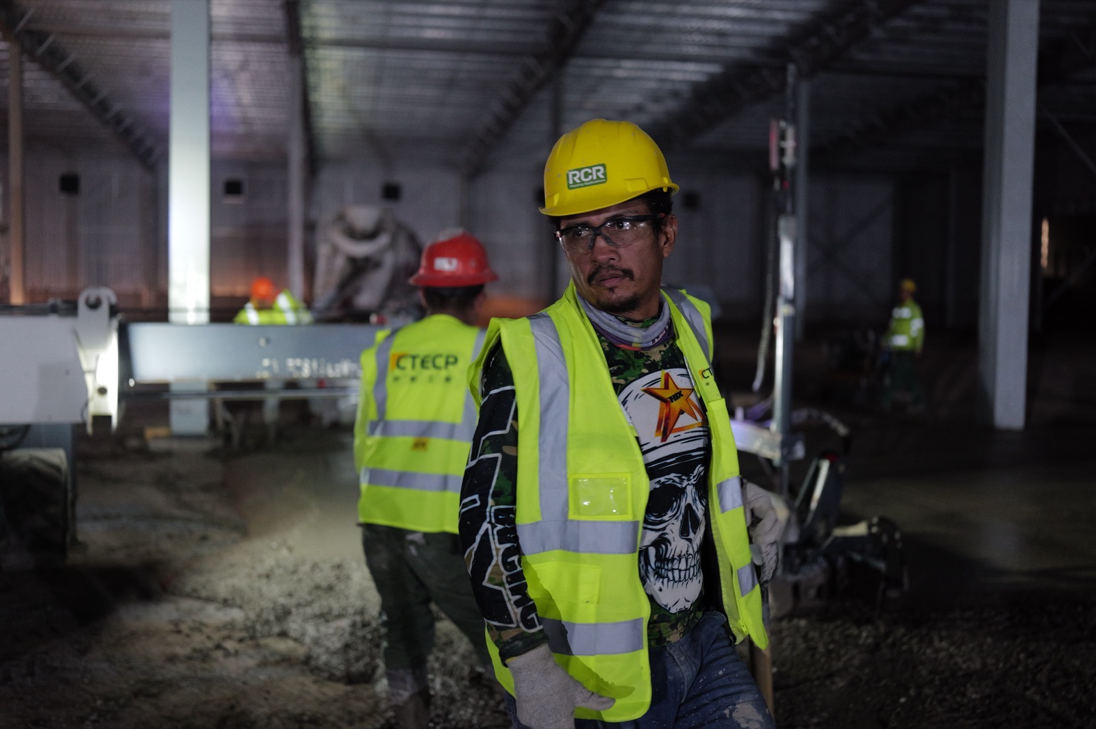 Cuadrilla CTECP con chaleco de seguridad en obra
