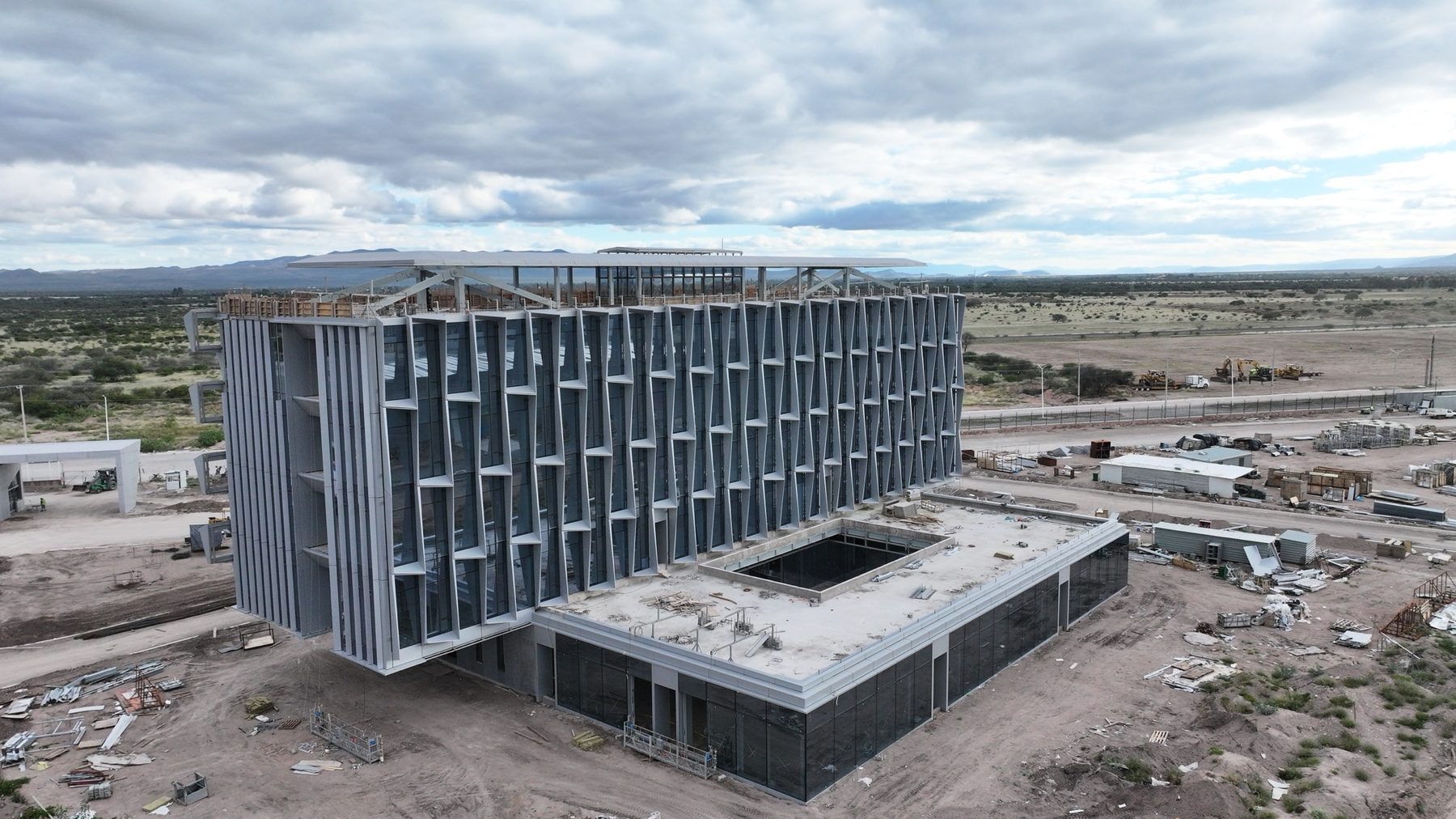 Edificio de oficinas con fachada de aletas met&aacute;licas montada, campus KBY en San Luis Potos&iacute;